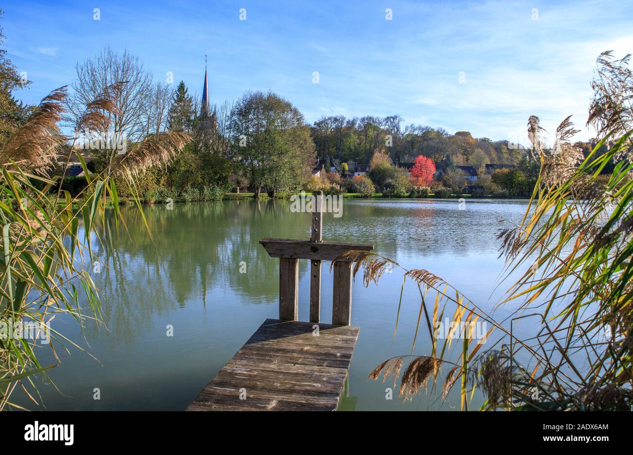 Francia, Yonne, Puisaye, Saint Prenotazione, comunale stagno e villaggio, blocco // Francia, Yonne (89), Puisaye, Saint-Privé, étang communal et village, l'écluse Foto Stock