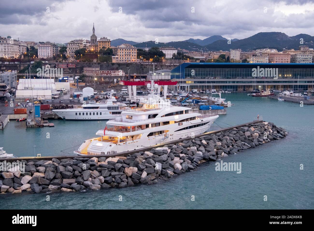 Grande yacht ormeggiati nel porto di Genova, Italia, Europa Foto Stock