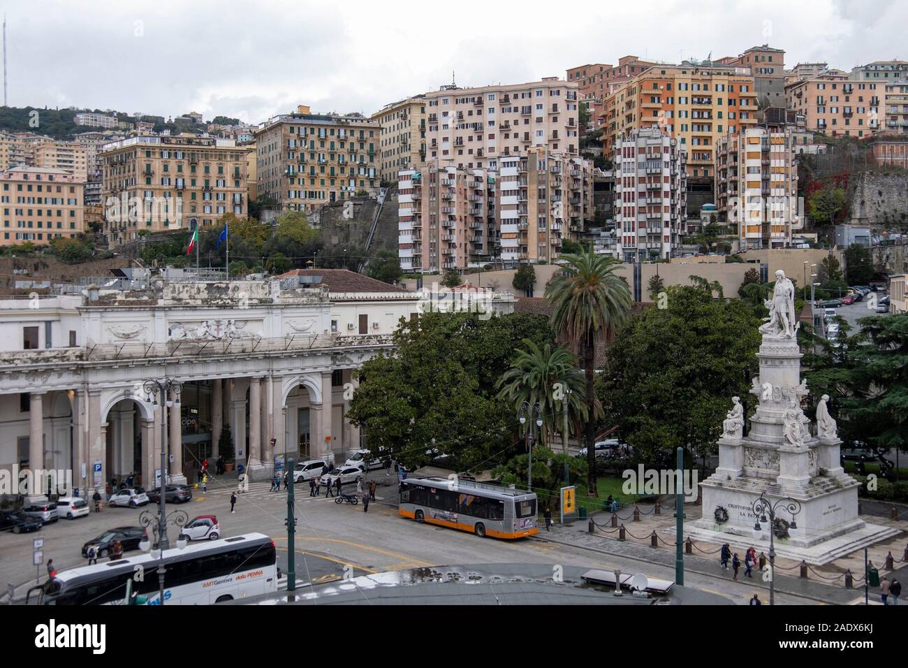 Angolo di alta vista di Genova e stazione ferroviaria di Piazza Principe e il Cristopher monumento a Colombo in Piazza Acquaverde a Genova, Italia, Europa Foto Stock