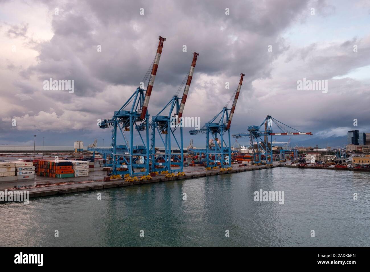 Gru da carico nel porto commerciale di Genova, Italia, Europa Foto Stock