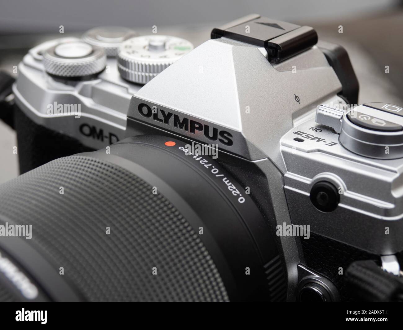 Digital,fotocamera,olympus,om-d,e-m1,M43,telecamere,isolato,fotografia,attaccato,professional,12-40mm,12-40,zoom lente,,studio,nessuno,digital,taglio,l,intaglio,c Foto Stock