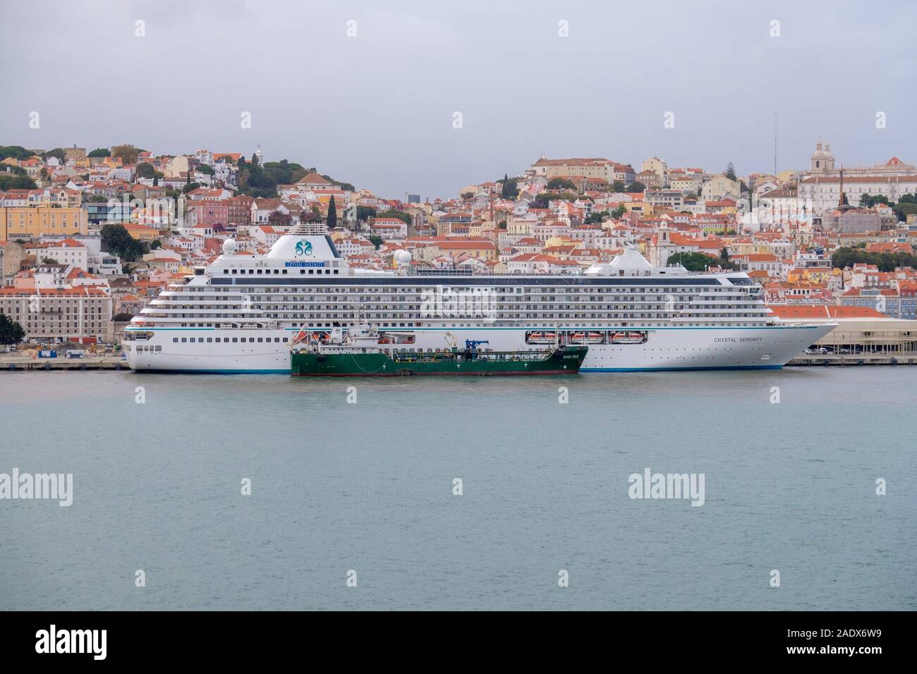 Petroliera il rifornimento di carburante il cristallo serenità crociera nave al porto di Lisbona, Portogallo, Europa Foto Stock