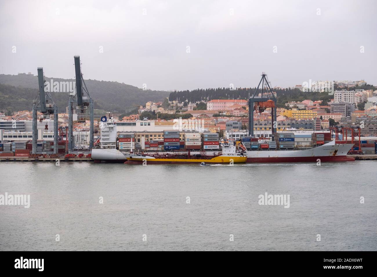 Nave ormeggiata in porto commerciale di Barcellona, in Catalogna, Spagna, Europa Foto Stock