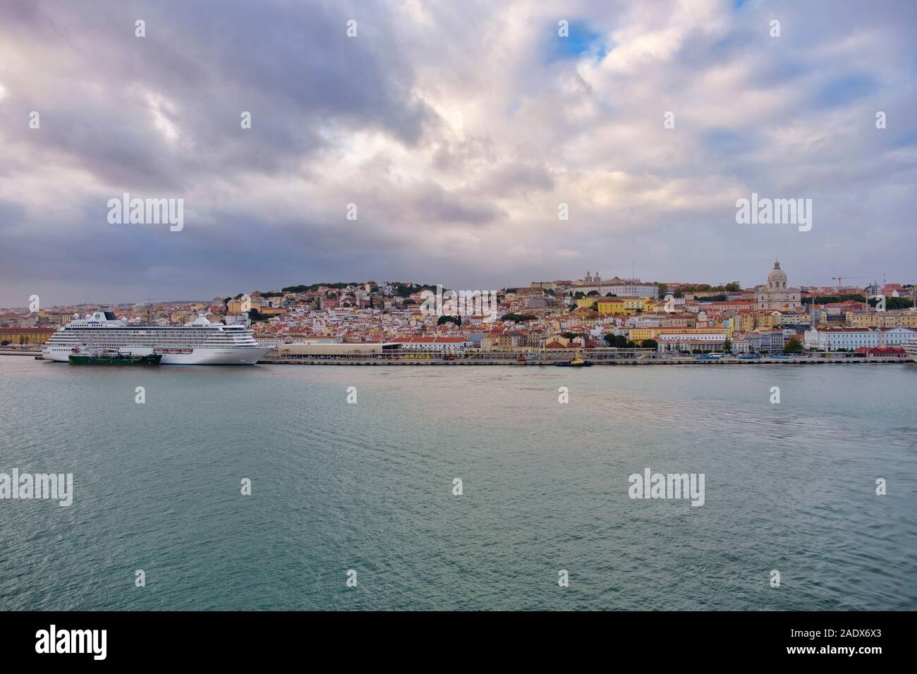 Lo skyline di Lisbona visto dal Tagus riverl, Lisboa, Portogallo, Europa Foto Stock