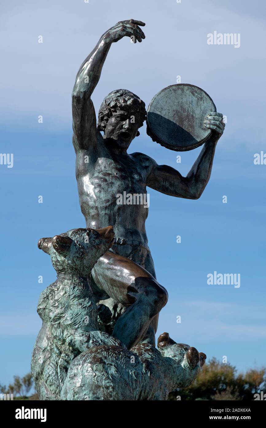 Close up di Le Dresseur d'oursons (l'Orso Trainer) 1911 statua in bronzo di Louis Botinelly Foto Stock