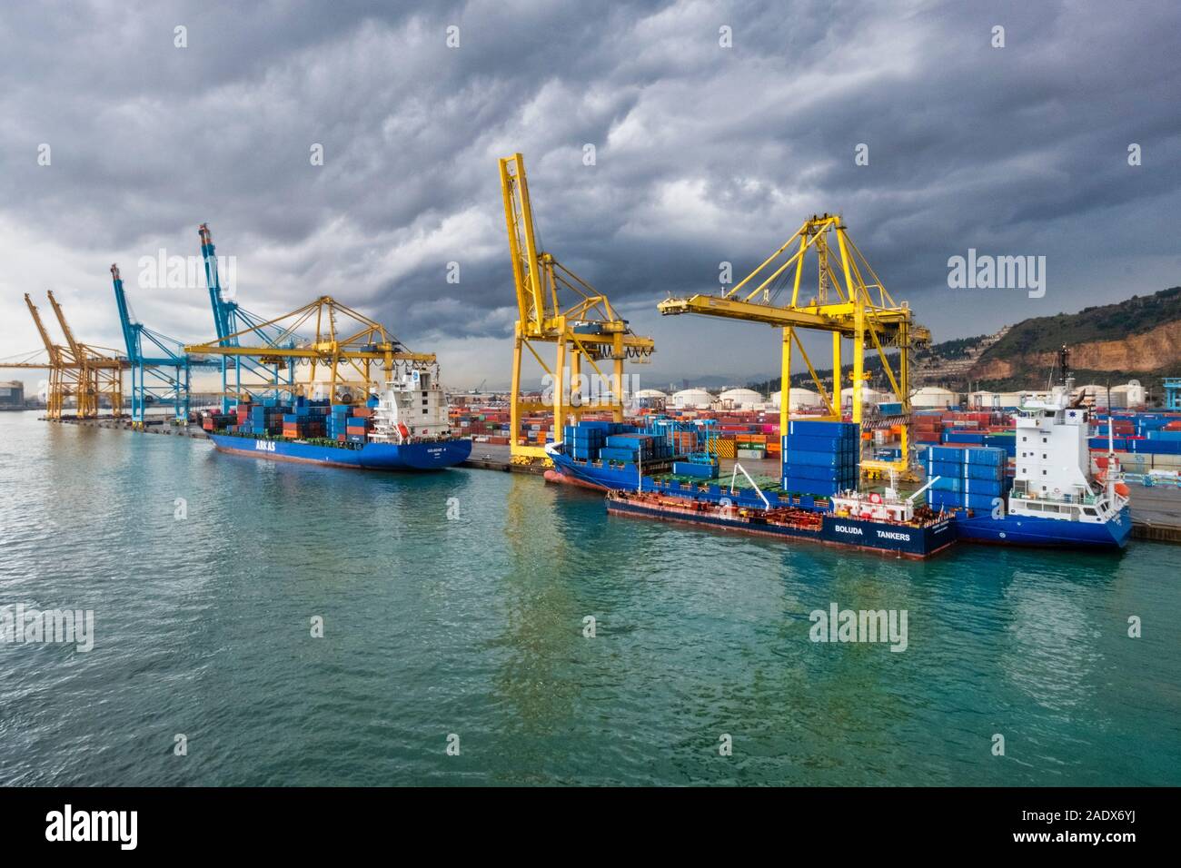 Nave ormeggiata in porto commerciale a Marsiglia, in Francia, in Europa Foto Stock
