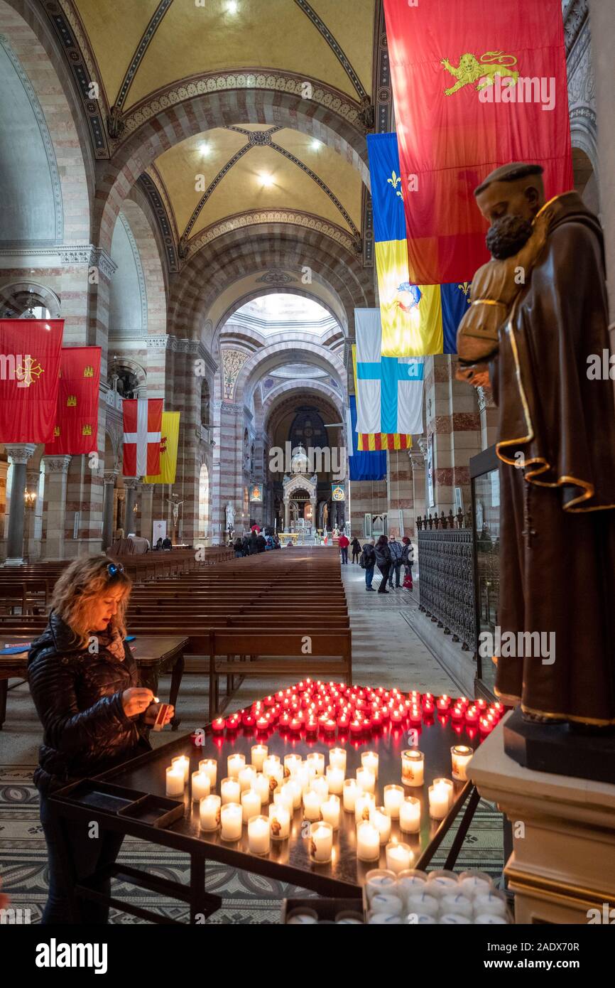 Donna che accende una candela immagini e fotografie stock ad alta  risoluzione - Alamy