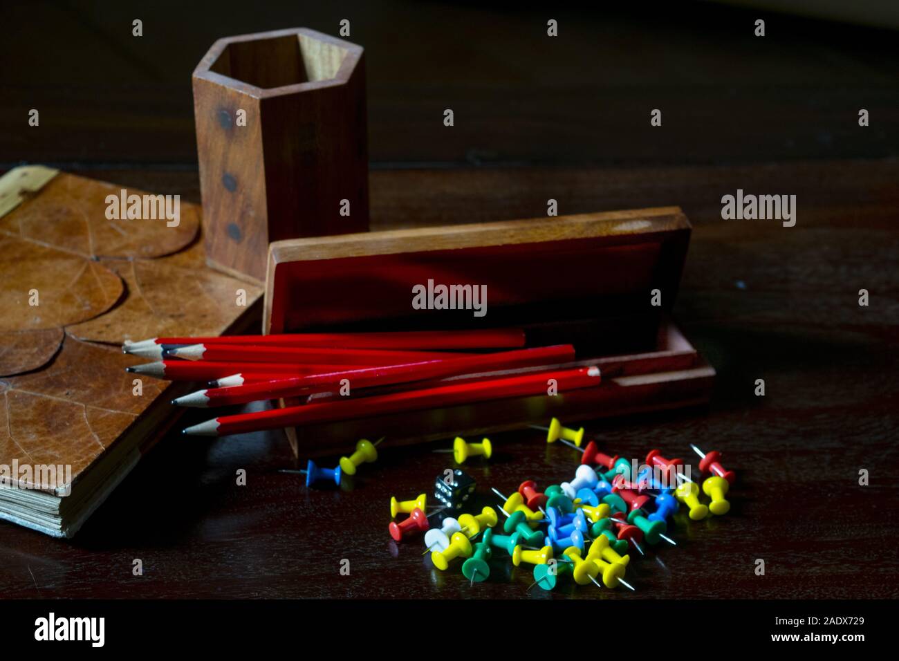 Matite e altri articoli di cancelleria objecs su una scrivania Foto Stock