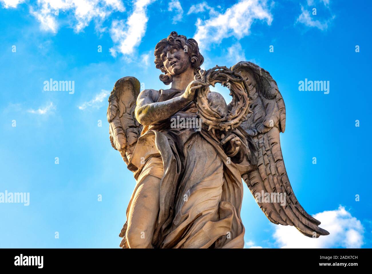 Angelo con la corona di spine a Ponte Sant'Angelo, Roma Italia Foto Stock