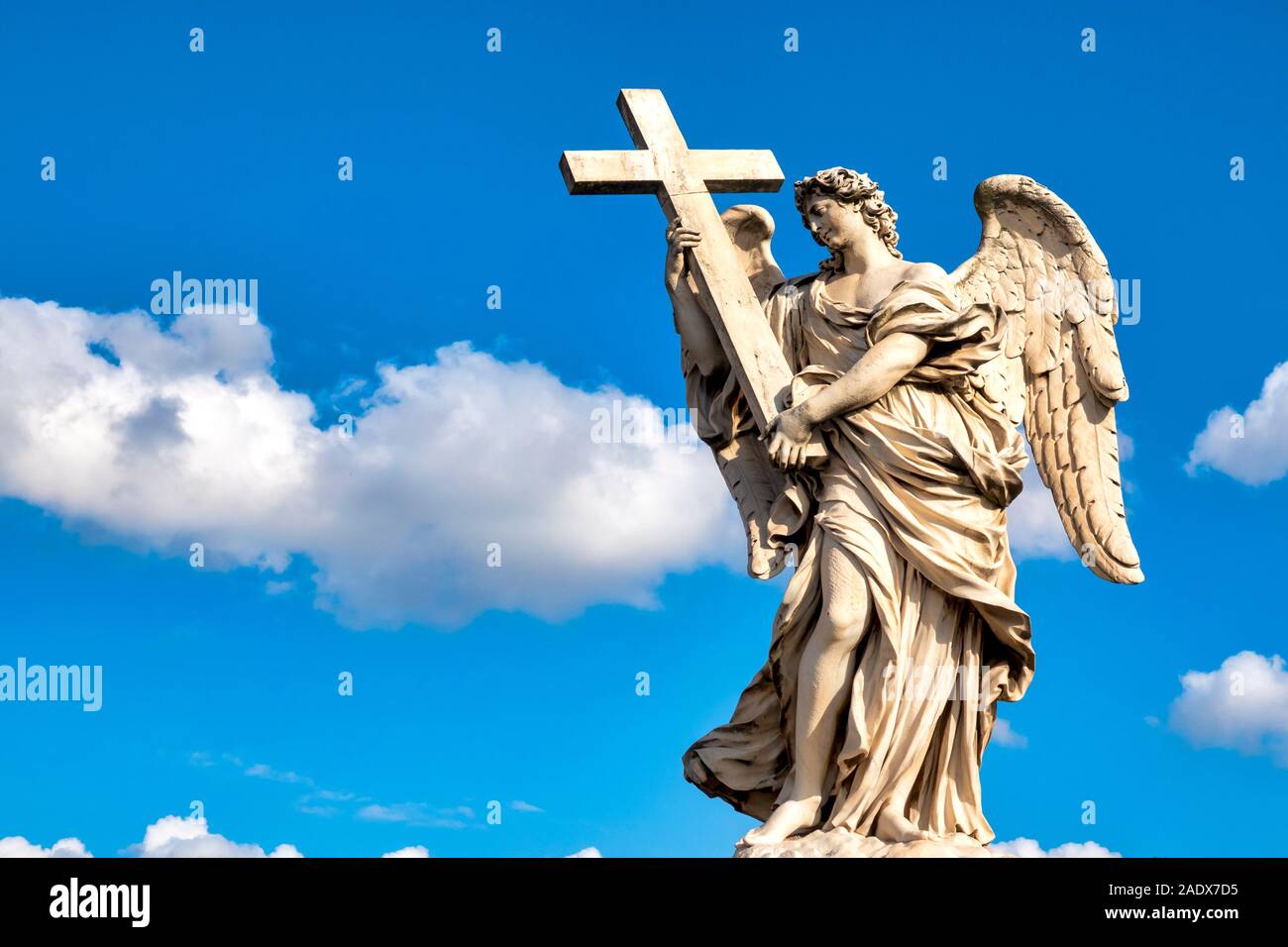 Angelo con la croce sul Ponte Sant'Angelo, Roma, Italia Foto Stock