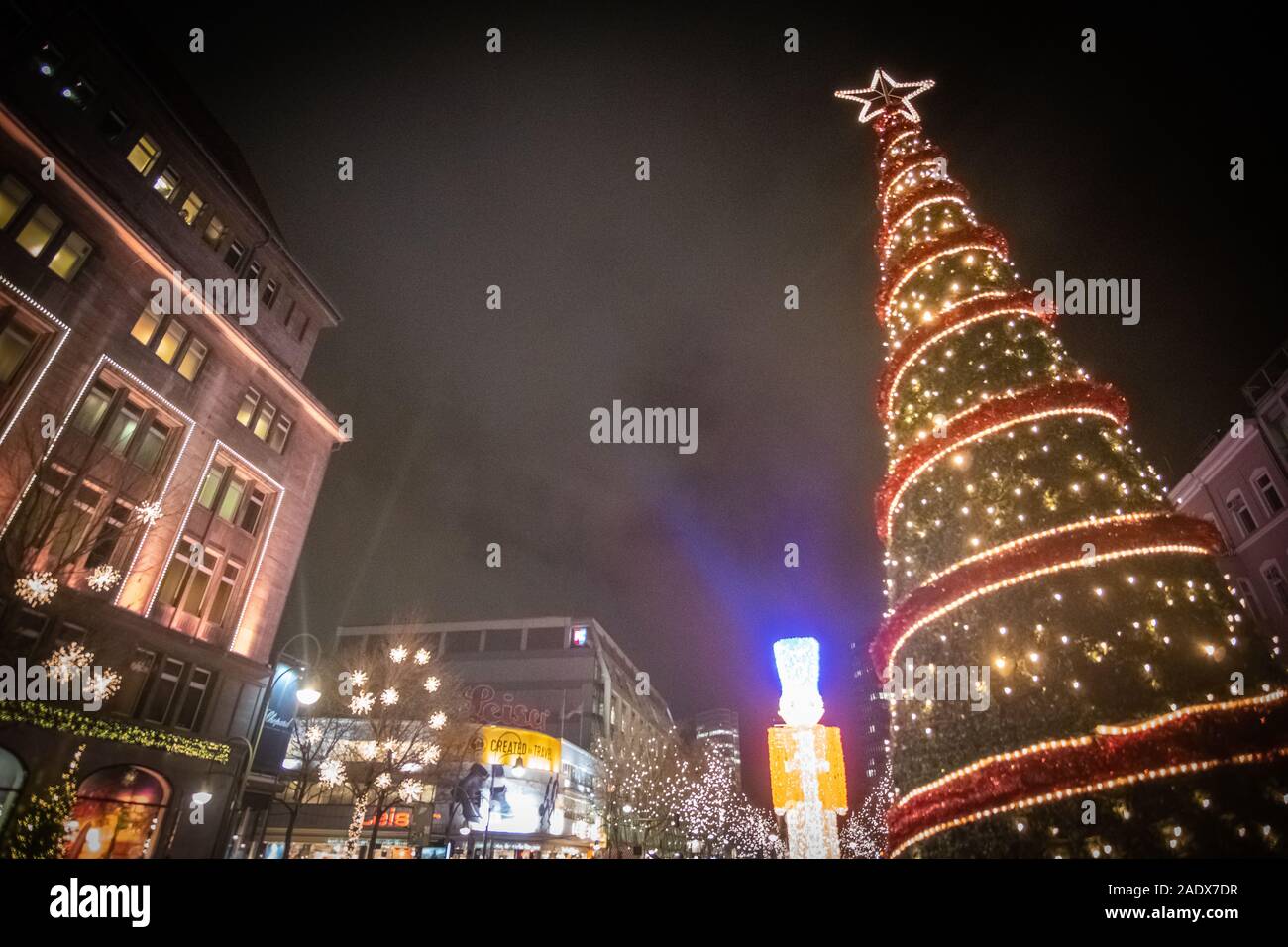 Wunderschöner Weihnachtsbaum a Berlino Schöneberg am Kurfürstendamm Foto Stock