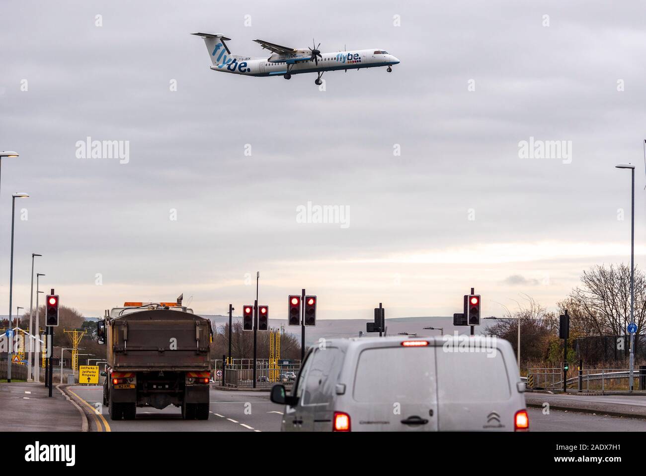 FlyBe Bombardier DHC-8-402 Q400 aicraft in atterraggio a Manchester. Foto Stock