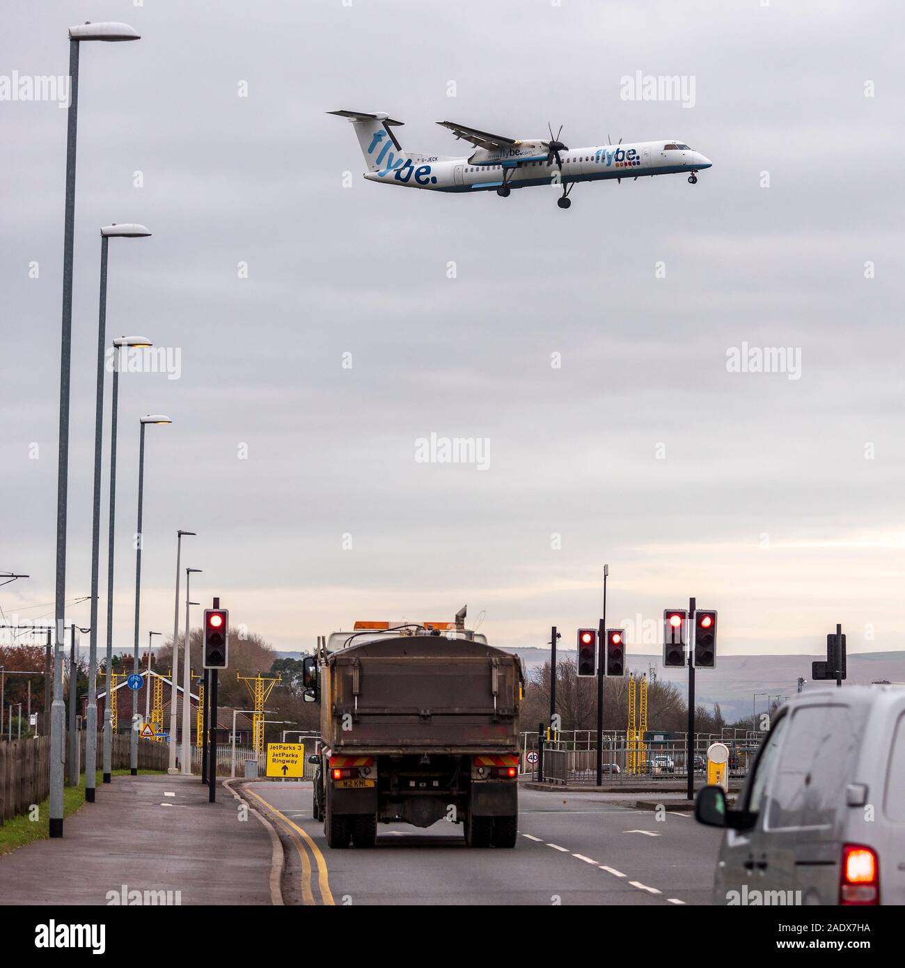 FlyBe Bombardier DHC-8-402 Q400 aicraft in atterraggio a Manchester. Foto Stock