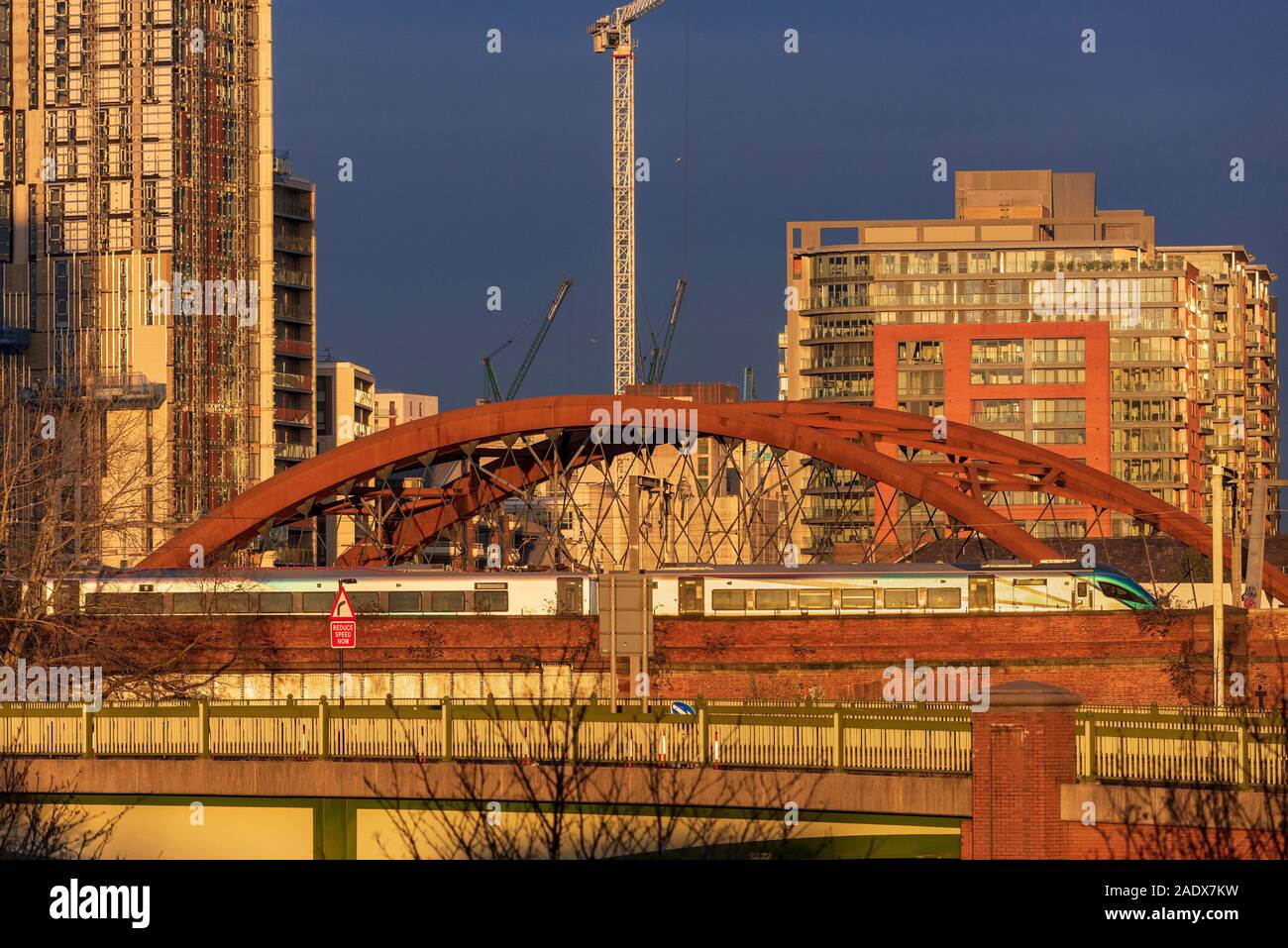 Il ponte ferroviario di Ordsall Chord che attraversa il fiume Irwell nel centro di Manchester. Tramonto. Foto Stock