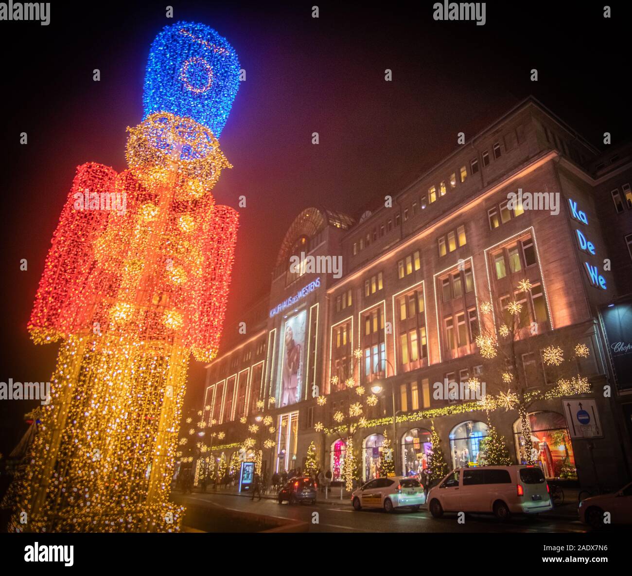 Kaufhaus des Westens neben Nussknacker aus Lichterkette im inverno a Berlino Foto Stock