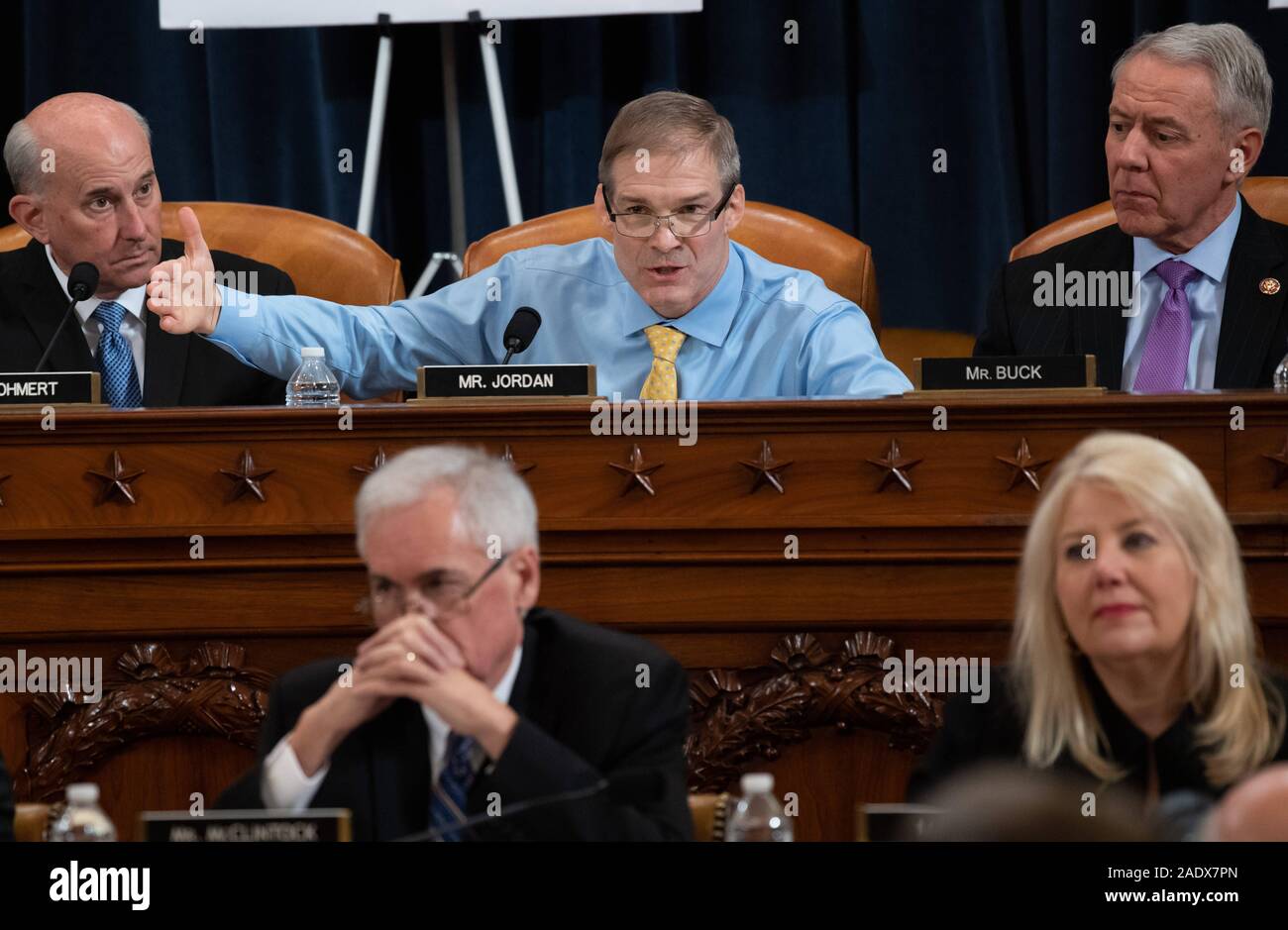 Washington, Distretto di Columbia, Stati Uniti d'America. 4° dic, 2019. Rappresentante degli Stati Uniti Jim Jordan (repubblicano di Ohio), centro superiore, domande testimoni durante una casa noi Comitato Giudiziario audizione sul impeachment del Presidente americano Donald Trump al Campidoglio di Washington, DC, 4 dicembre 2019. Guardando in alto a sinistra è rappresentante statunitense Louie Gohmert (rappresentante del Texas) e in alto a destra è il rappresentante statunitense Ken Buck (Repubblicano del Colorado) Credito: Saul Loeb/CNP/ZUMA filo/Alamy Live News Foto Stock