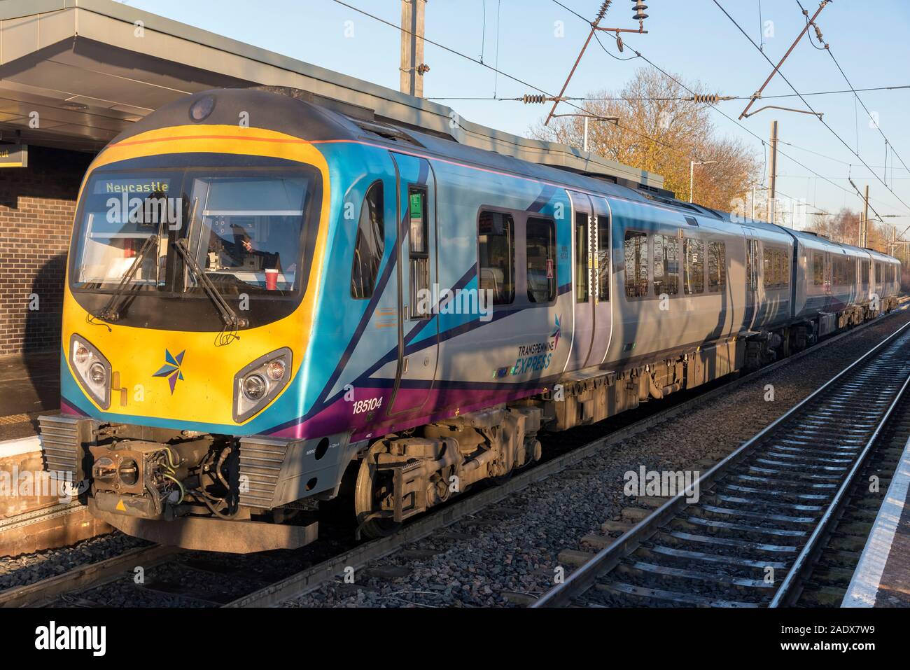 Classe 185 Transpennine Express treno a Newton le Willows stazione. Foto Stock