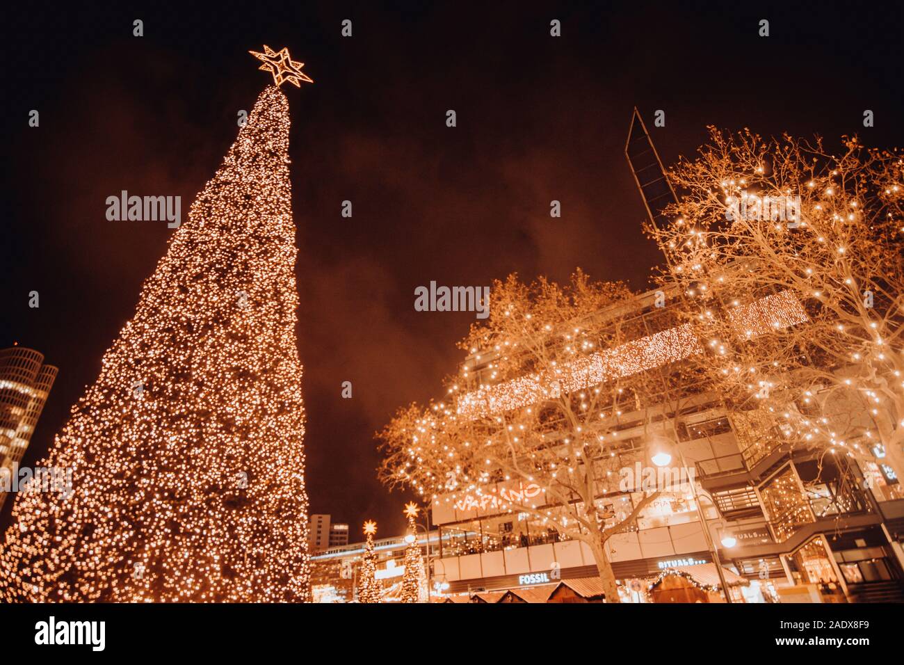 Wunderschöner Weihnachtsbaum a Berlino Schöneberg am Kurfürstendamm Foto Stock