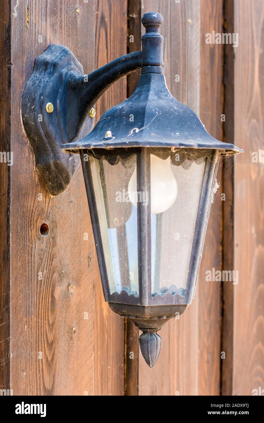 Lampada esterna sulla facciata in legno Foto Stock