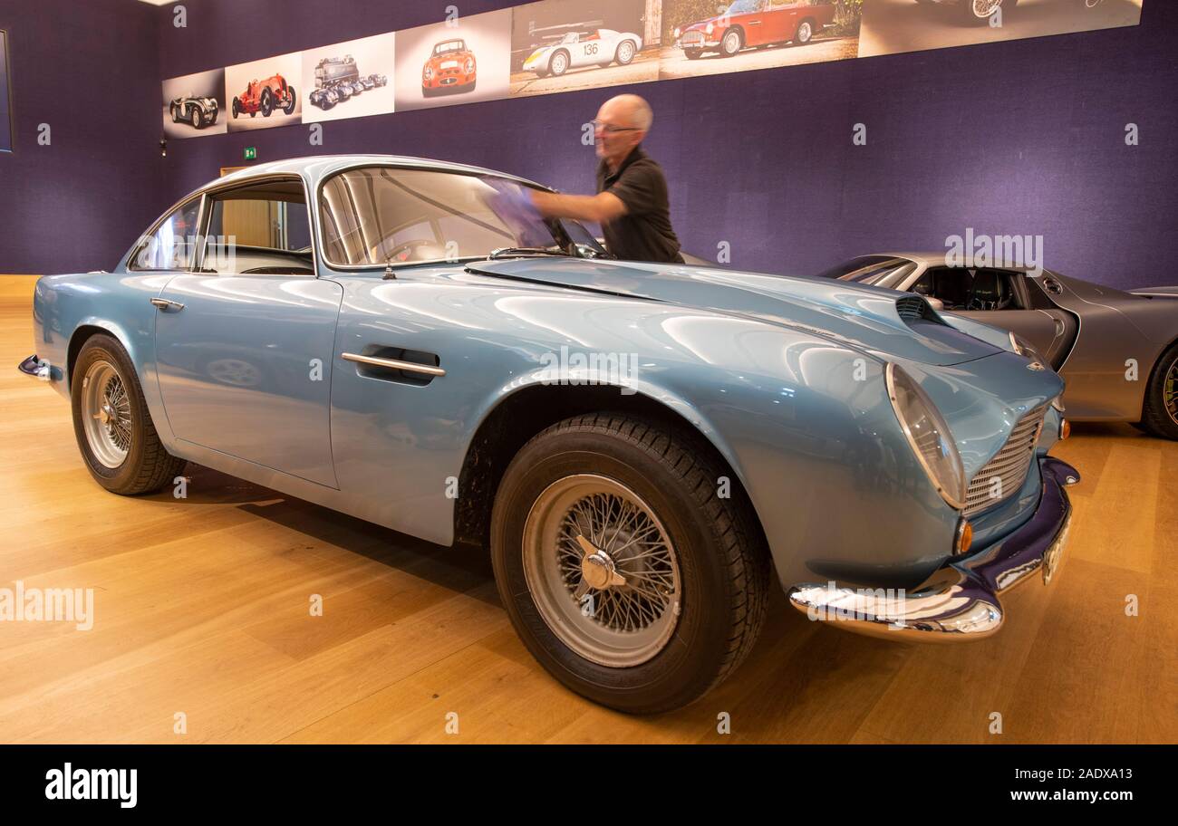 Bonhams, Londra, Regno Unito. Il 5 dicembre 2019. Bonhams Bond Street raffinati collezionisti di autovettura vendita anteprima include le automobili di proprietà di Jay Kay, Barbara Hutton, SUA ALTEZZA REALE IL PRINCIPE DI GALLES, Jools Holland. La vendita avviene il 7 dicembre. Immagine: dalla tenuta del compianto Malcolm crampi; l'ex-Fil Scragg, In proprietà di corrente dal 1965 e considerato come il 'missing leggero', 1961 Aston Martin DB4GT 'leggero' berlina sportiva. Stima £ 2,000,000-3.000.000. Credito: Malcolm Park/Alamy Live News. Foto Stock