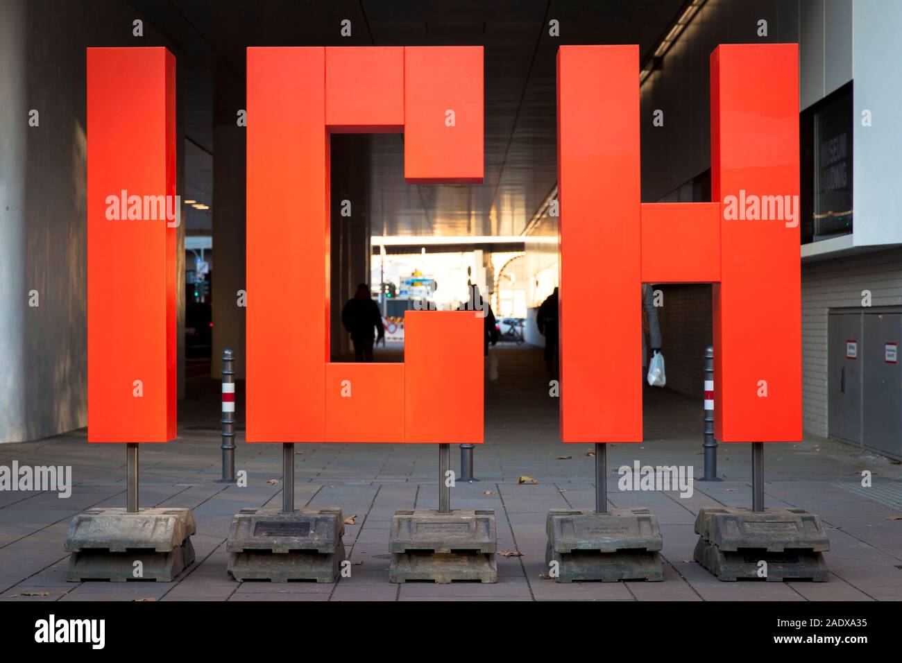 Lettere rosse simboleggiano la parola ICH ( I ), Kurt-Hackenberg square, Colonia, Germania. rote Buchstaben stellen das Wort ICH dar, Kurt-Hackenberg-Platz, Foto Stock
