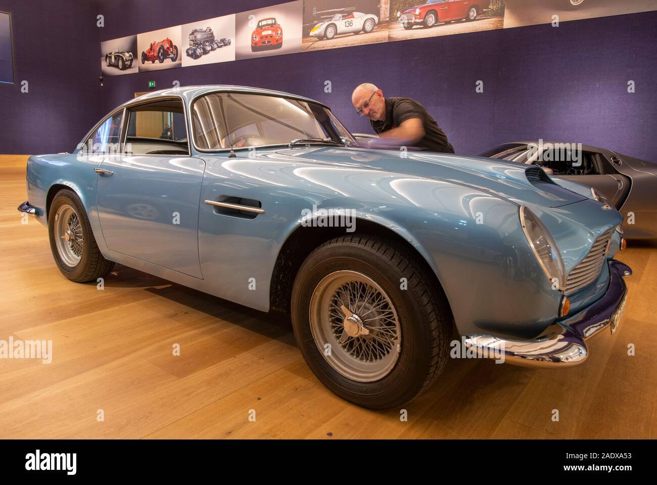 Bonhams, Londra, Regno Unito. Il 5 dicembre 2019. Bonhams Bond Street raffinati collezionisti di autovettura vendita anteprima include le automobili di proprietà di Jay Kay, Barbara Hutton, SUA ALTEZZA REALE IL PRINCIPE DI GALLES, Jools Holland. La vendita avviene il 7 dicembre. Immagine: dalla tenuta del compianto Malcolm crampi; l'ex-Fil Scragg, In proprietà di corrente dal 1965 e considerato come il 'missing leggero', 1961 Aston Martin DB4GT 'leggero' berlina sportiva. Stima £ 2,000,000-3.000.000. Credito: Malcolm Park/Alamy Live News. Foto Stock