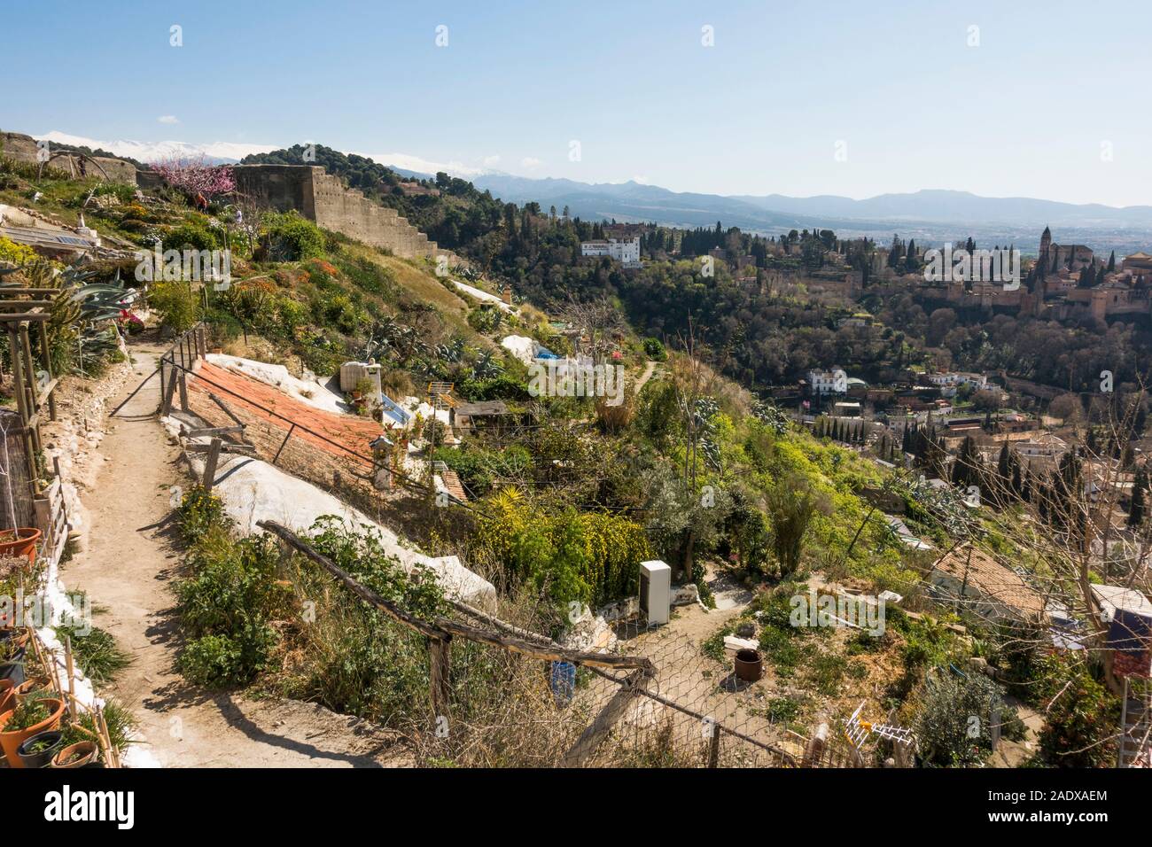 Grotte di Sacromonte e Nazari pareti sulle colline di Granada, Andalusia. Foto Stock