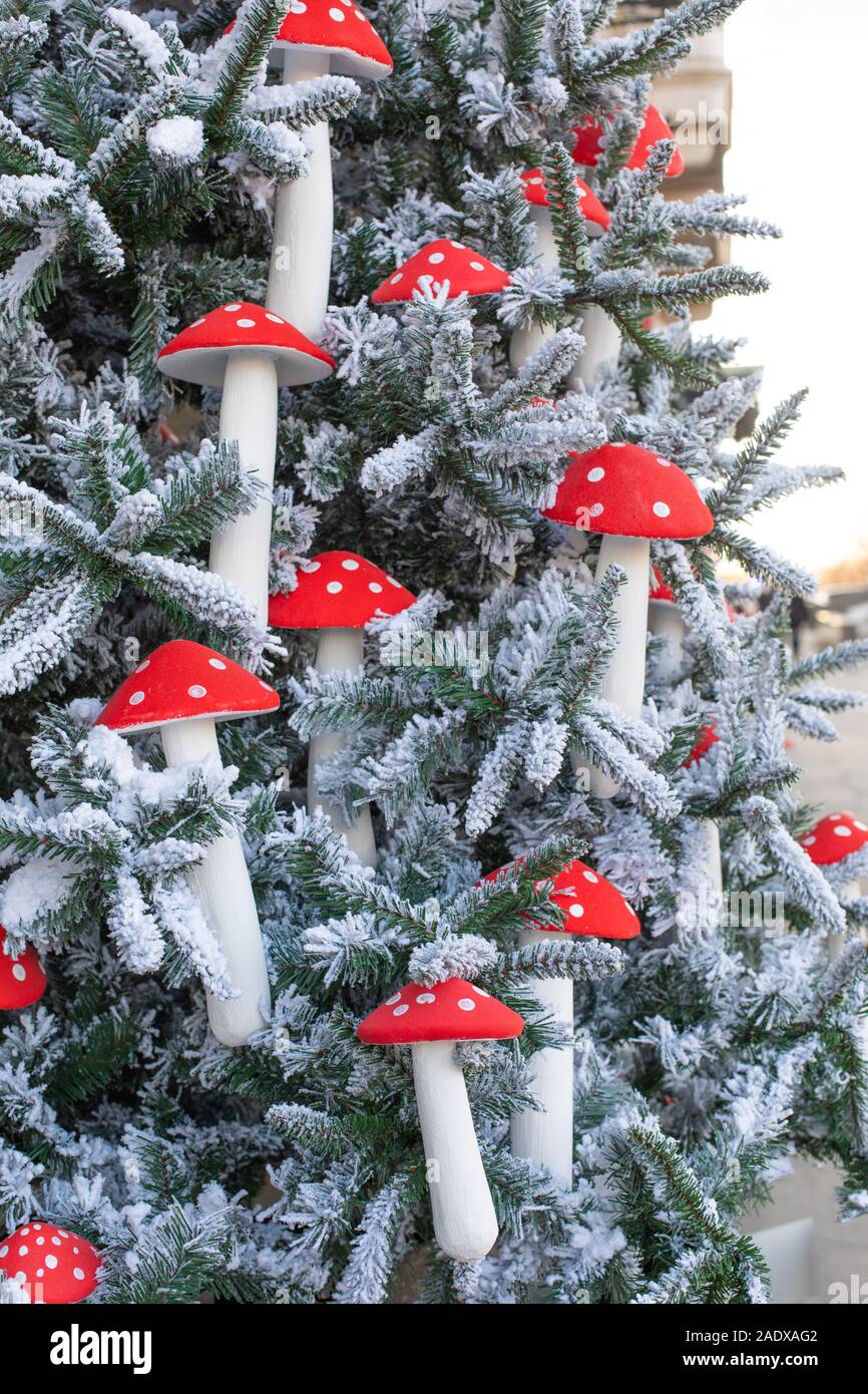 Nuovo Anno di decorazione, verticale. Eco Artificiale di abete e decorazioni in fly agaric. Bellissimo albero di Natale con la neve sui rami e Foto Stock