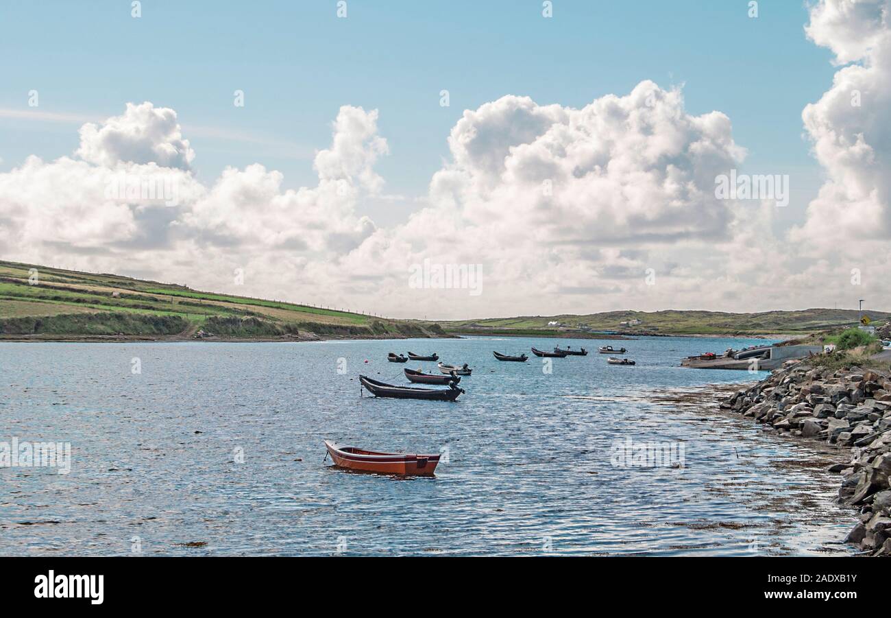 Barche all'oceano in Irlanda Foto Stock