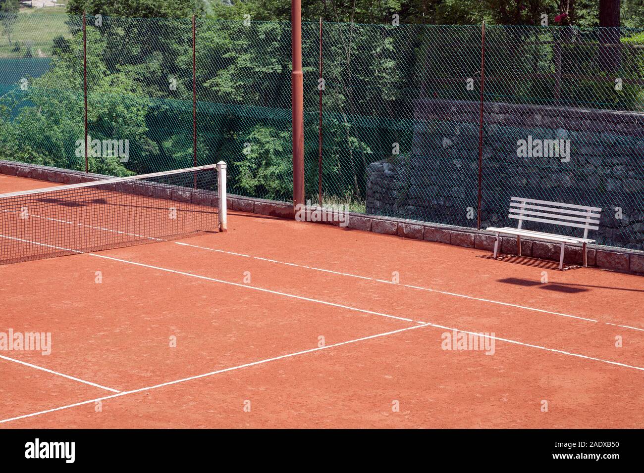 campo da tennis in terra rossa in una zona montana Foto Stock
