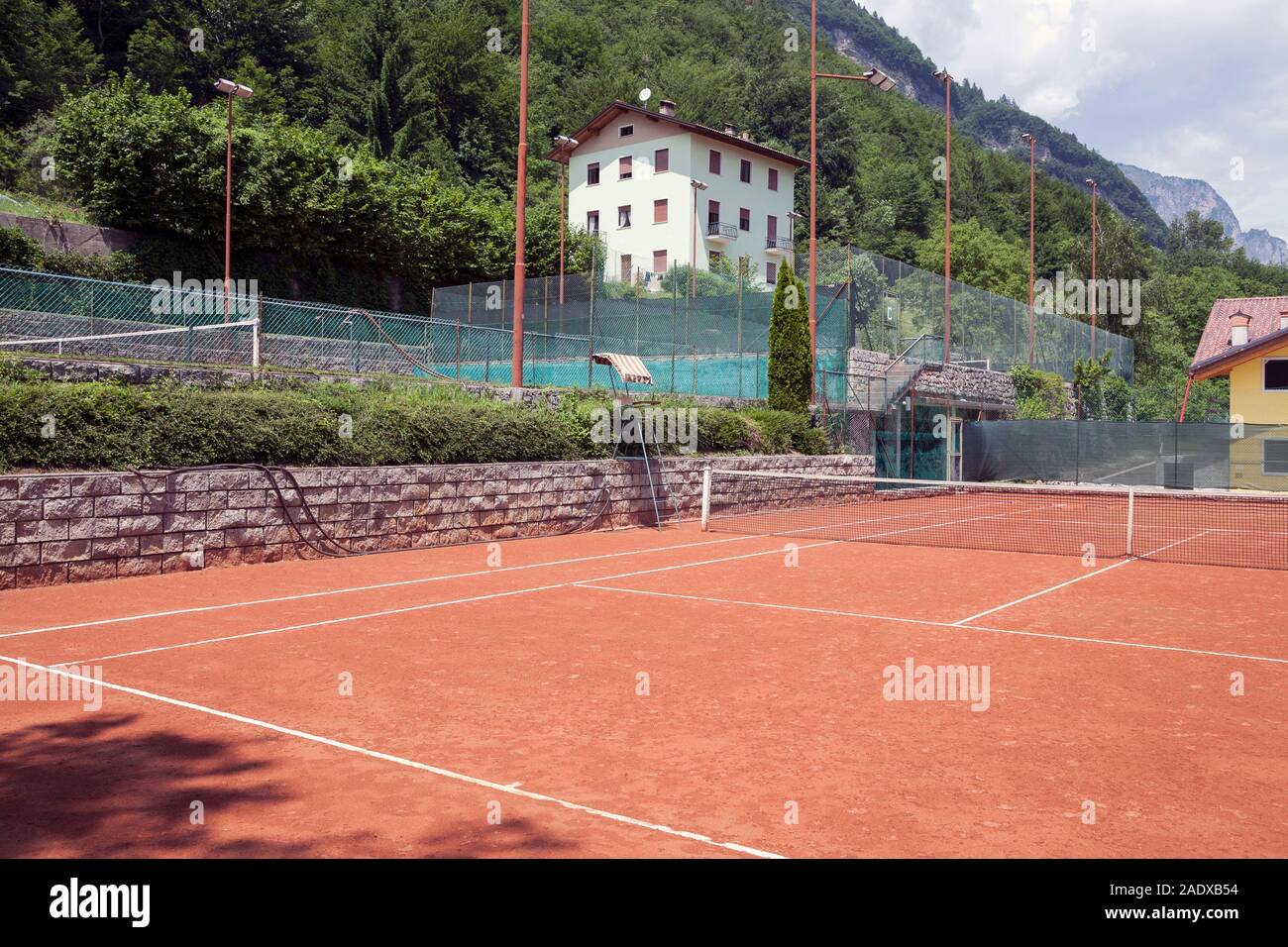 campo da tennis in terra rossa in una zona montana Foto Stock