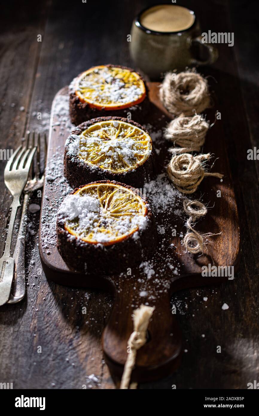 Il cioccolato mini dolci con miele e noci decorate con arance.il cibo sano e bevande Foto Stock