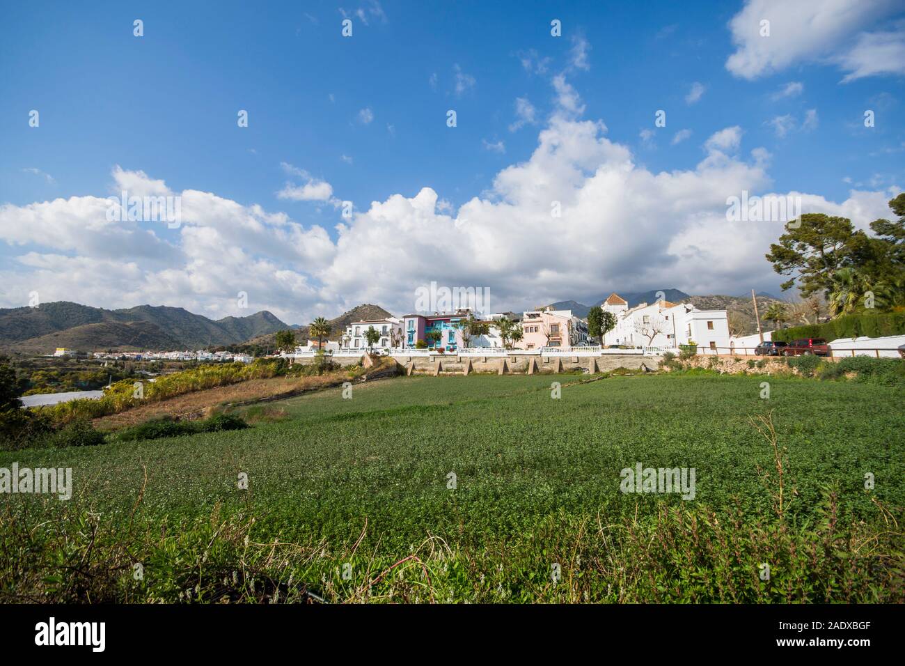 La città spagnola di Maro, con l'agricoltura intorno a. Andalusia, Spagna. Foto Stock