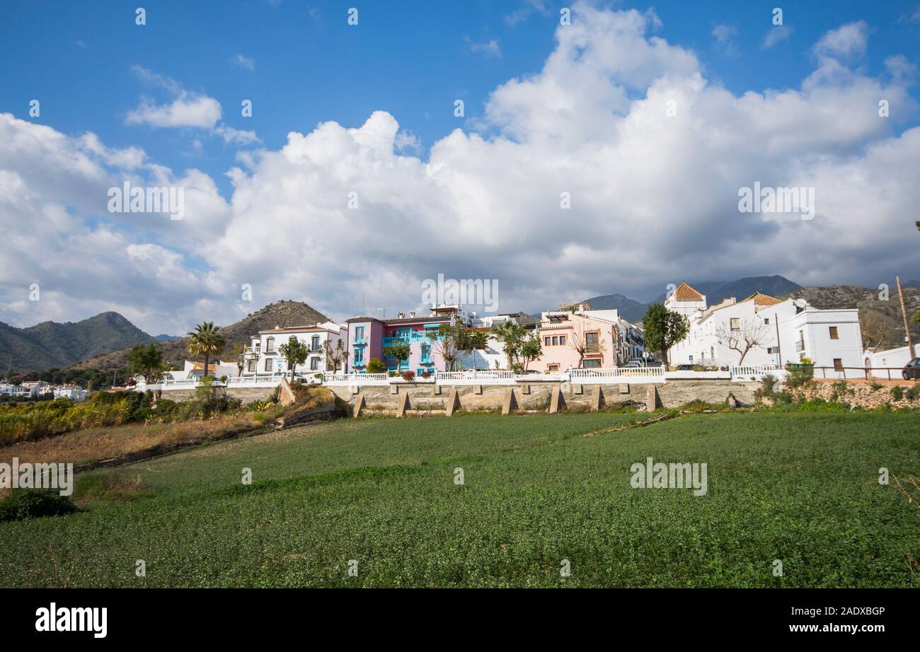La città spagnola di Maro, con l'agricoltura intorno a. Andalusia, Spagna. Foto Stock