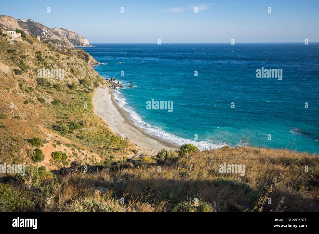 Tranquilla piccola spiaggia nascosta vuota, Playa de las Alberquillas spiaggia, Nerja, Spagna meridionale. Foto Stock