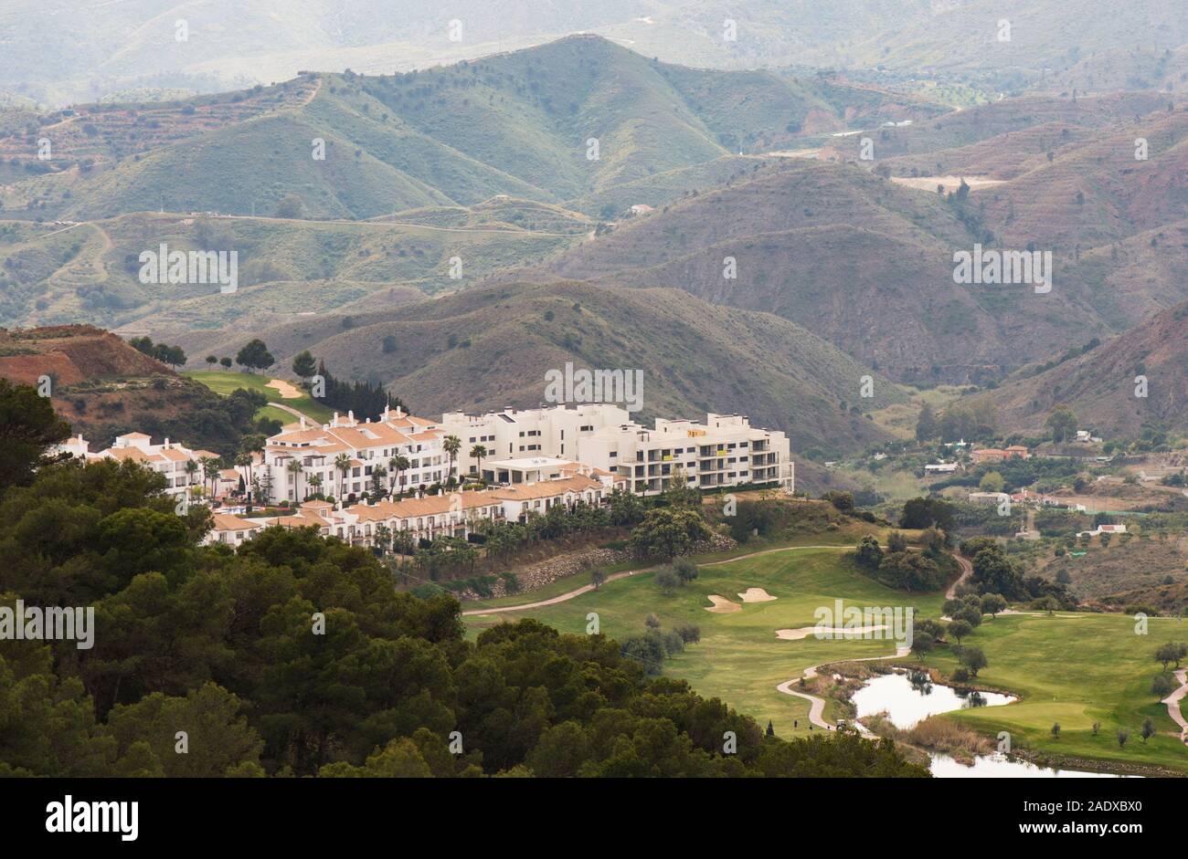 Diciotto buche, Alhaurin Golf Resort, accanto ai condomini, Malaga, Spagna. Foto Stock