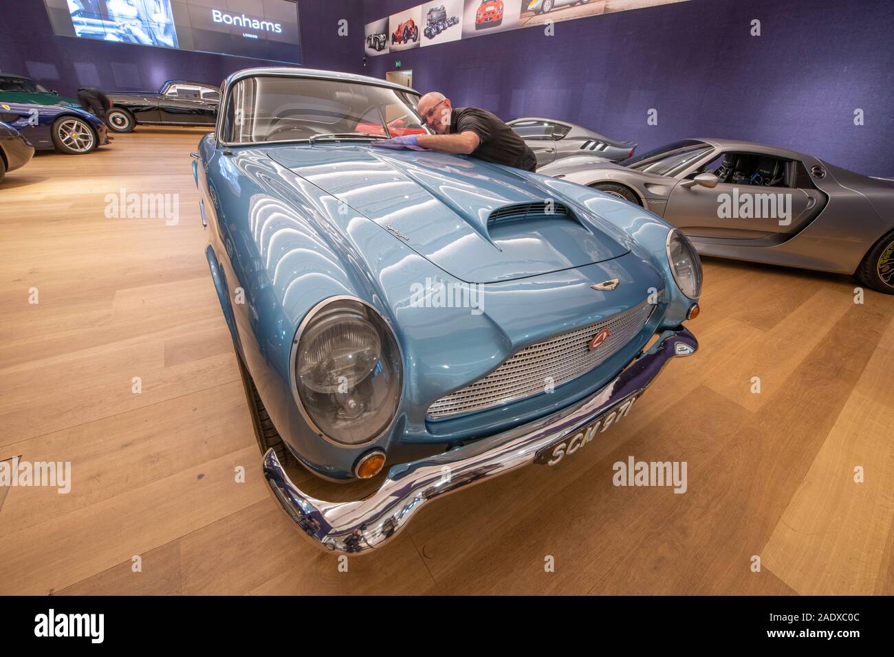 Bonhams, Londra, Regno Unito. Il 5 dicembre 2019. Bonhams Bond Street raffinati collezionisti di autovettura vendita anteprima include le automobili di proprietà di Jay Kay, Barbara Hutton, SUA ALTEZZA REALE IL PRINCIPE DI GALLES, Jools Holland. La vendita avviene il 7 dicembre. Immagine: dalla tenuta del compianto Malcolm crampi; l'ex-Fil Scragg, In proprietà di corrente dal 1965 e considerato come il 'missing leggero', 1961 Aston Martin DB4GT 'leggero' berlina sportiva. Stima £ 2,000,000-3.000.000. Credito: Malcolm Park/Alamy Live News. Foto Stock