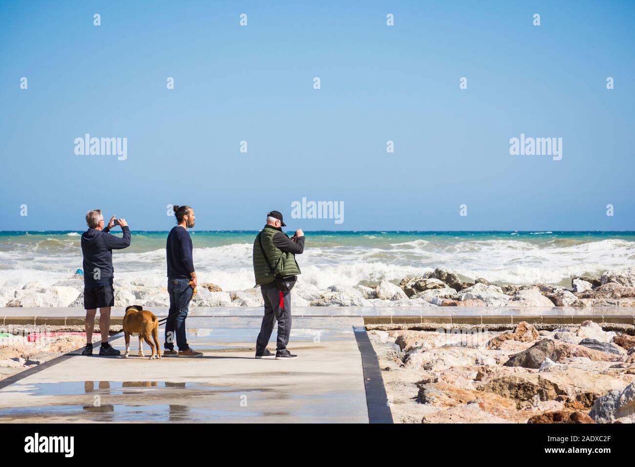 Guardare le persone alte onde di marea e del vento sul molo, Fuengirola, Malaga, Andalusia. Spagna Foto Stock