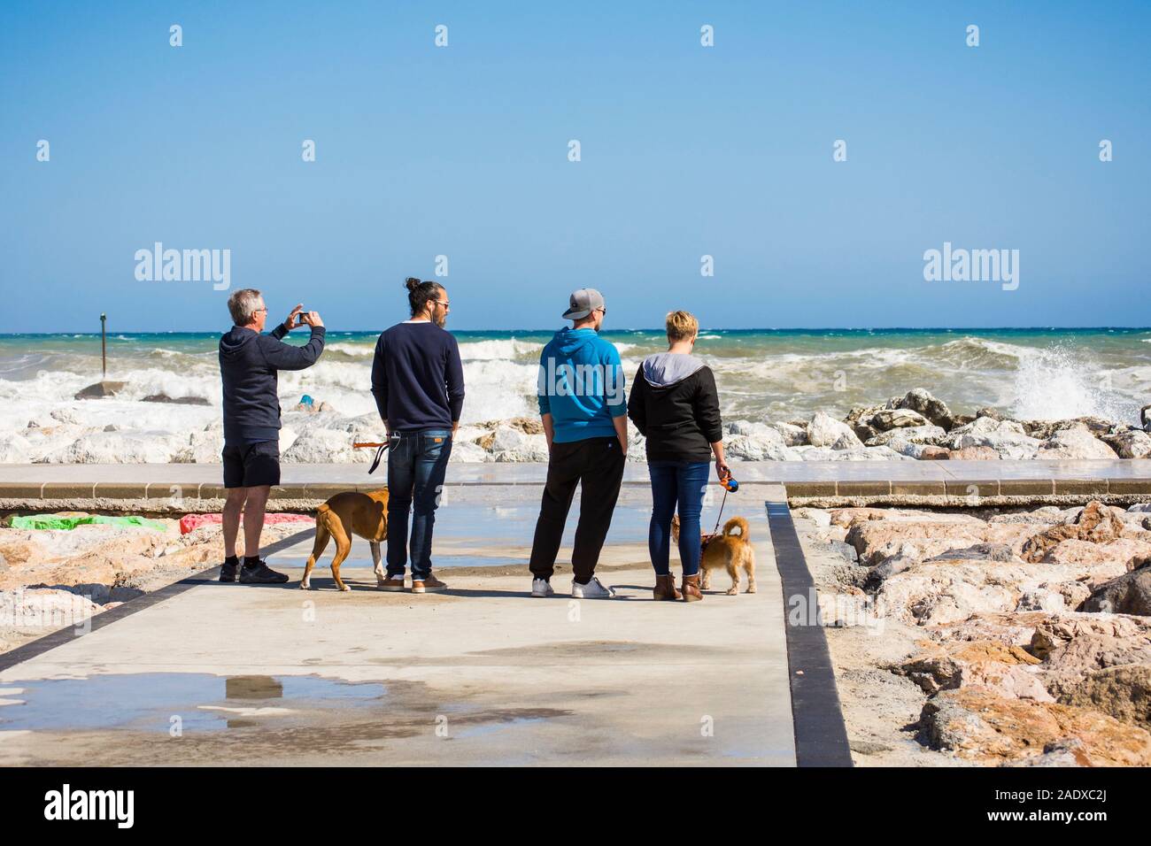 Guardare le persone alte onde di marea e del vento sul molo, Fuengirola, Malaga, Andalusia. Spagna Foto Stock