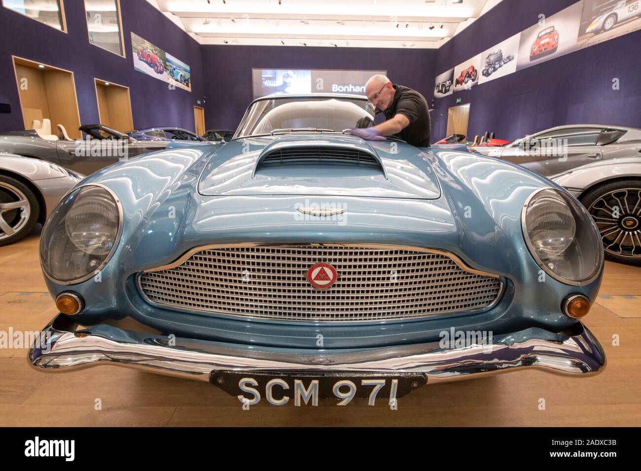 Bonhams, Londra, Regno Unito. Il 5 dicembre 2019. Bonhams Bond Street raffinati collezionisti di autovettura vendita anteprima include le automobili di proprietà di Jay Kay, Barbara Hutton, SUA ALTEZZA REALE IL PRINCIPE DI GALLES, Jools Holland. La vendita avviene il 7 dicembre. Immagine: dalla tenuta del compianto Malcolm crampi; l'ex-Fil Scragg, In proprietà di corrente dal 1965 e considerato come il 'missing leggero', 1961 Aston Martin DB4GT 'leggero' berlina sportiva. Stima £ 2,000,000-3.000.000. Credito: Malcolm Park/Alamy Live News. Foto Stock