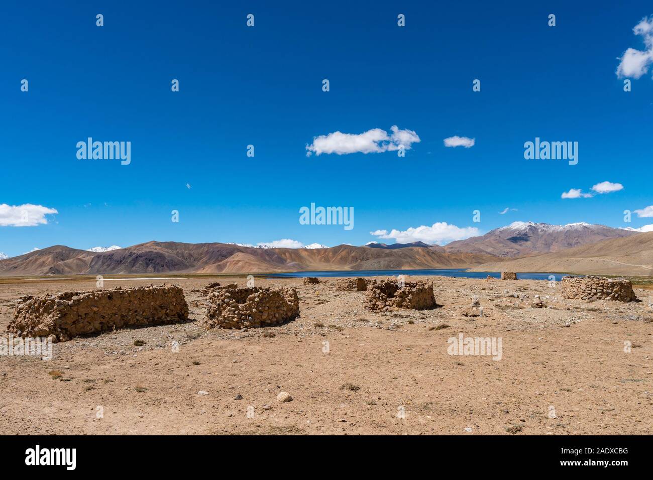 Pamir autostrada M41 Bulunkul sul lago con una vista pittoresca delle rovine abbandonate su un soleggiato Blue Sky giorno Foto Stock