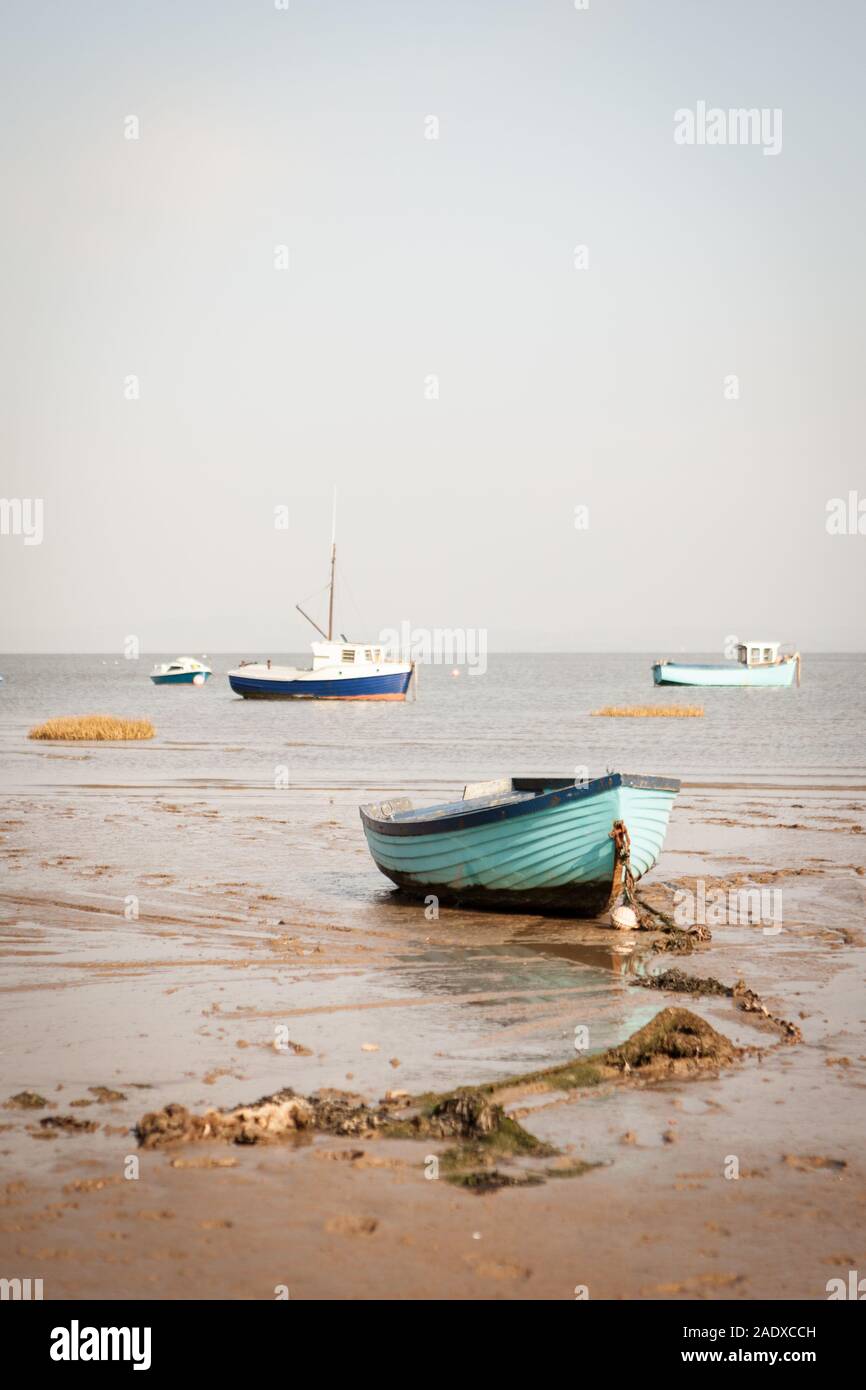 Morecambe Bay barche da pesca. Tradizionali barche da pesca in appoggio sulla bassa marea sabbie della baia di Morecambe situata sulla costa di Lancashire nel nord ovest dell'Inghilterra. Foto Stock