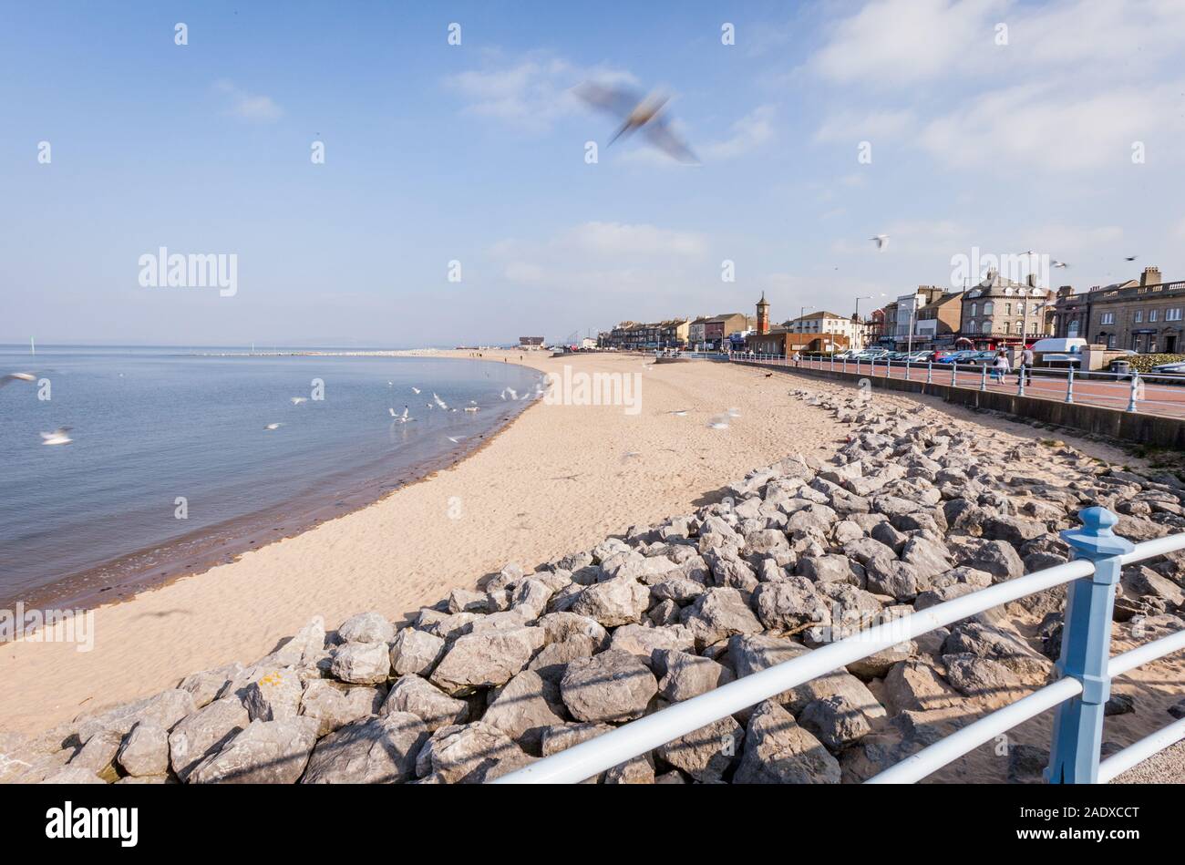 Morecambe Bay Promenade. Il vuoto di spiaggia sabbiosa del Lancashire cittadina balneare di Morecambe su una luminosa giornata di primavera. Foto Stock