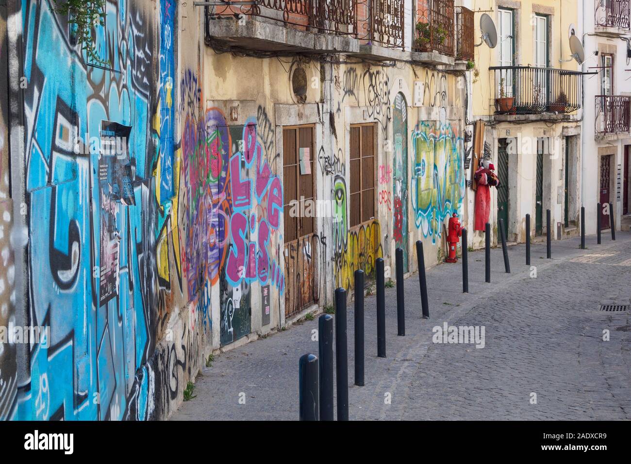 Muro di graffiti / Arte di strada in un vicolo a Lisbona, Portogallo Foto Stock