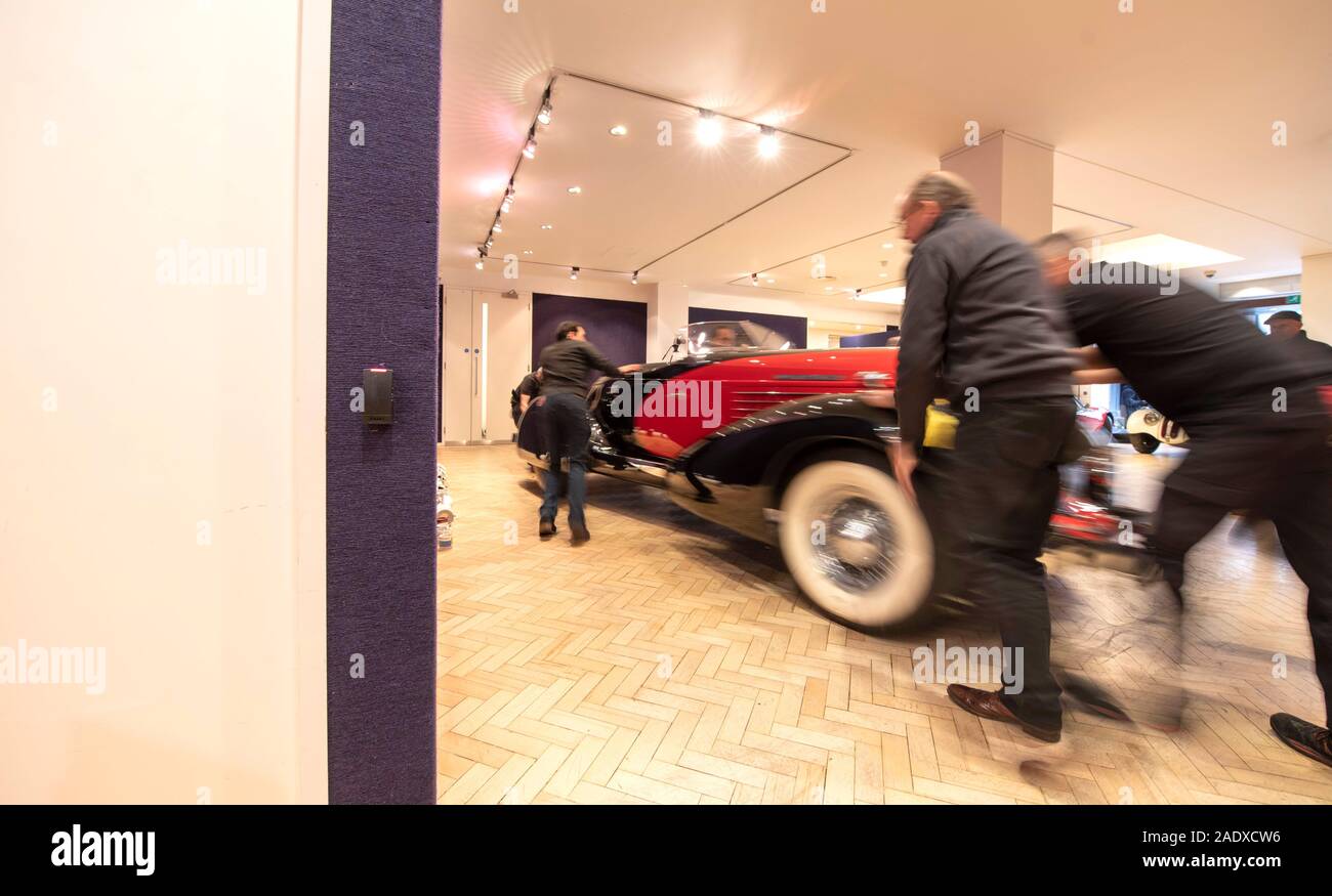 Bonhams, Londra, Regno Unito. Il 5 dicembre 2019. Bonhams Bond Street raffinati collezionisti di autovettura vendita anteprima include le automobili di proprietà di Jay Kay, Barbara Hutton, SUA ALTEZZA REALE IL PRINCIPE DI GALLES, Jools Holland. La vendita avviene il 7 dicembre. Immagine: Ex-Barbara Hutton 1935 Auburn 851 sovralimentato Boattail Speedster viene manovrata in Bonhams. Prima di proprietà del "povero piccolo Rich girl' Woolworth erede e trenta socialite, che ha comprato per il suo primo marito, il Principe Alessio Mdivani. Stima £650.000-750.000. Credito: Malcolm Park/Alamy Live News. Foto Stock