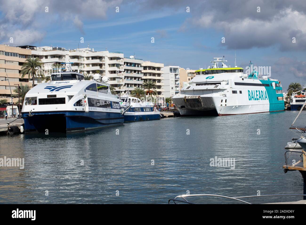 Il catamarano traghetti a Formentera nel porto di Ibiza Città in Ibiza, Spagna. Foto Stock