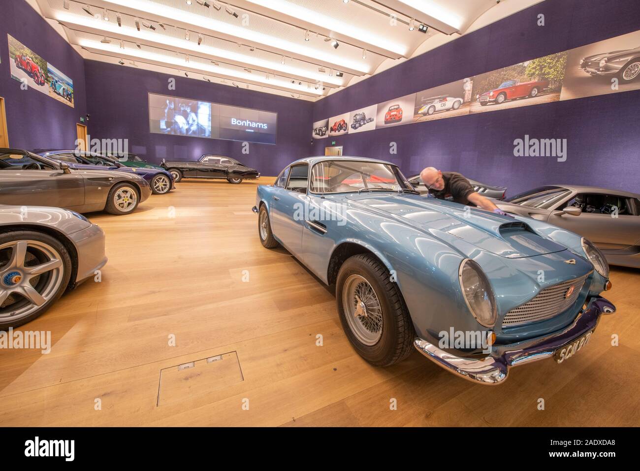 Bonhams, Londra, Regno Unito. Il 5 dicembre 2019. Bonhams Bond Street raffinati collezionisti di autovettura vendita anteprima include le automobili di proprietà di Jay Kay, Barbara Hutton, SUA ALTEZZA REALE IL PRINCIPE DI GALLES, Jools Holland. La vendita avviene il 7 dicembre. Immagine: dalla tenuta del compianto Malcolm crampi; l'ex-Fil Scragg, In proprietà di corrente dal 1965 e considerato come il 'missing leggero', 1961 Aston Martin DB4GT 'leggero' berlina sportiva. Stima £ 2,000,000-3.000.000. Credito: Malcolm Park/Alamy Live News. Foto Stock