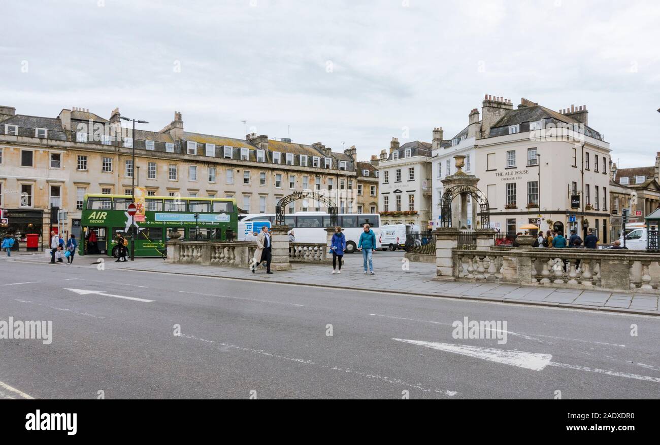 Vista sulla strada del centro di Bath, Inghilterra, Regno Unito, Europa Foto Stock