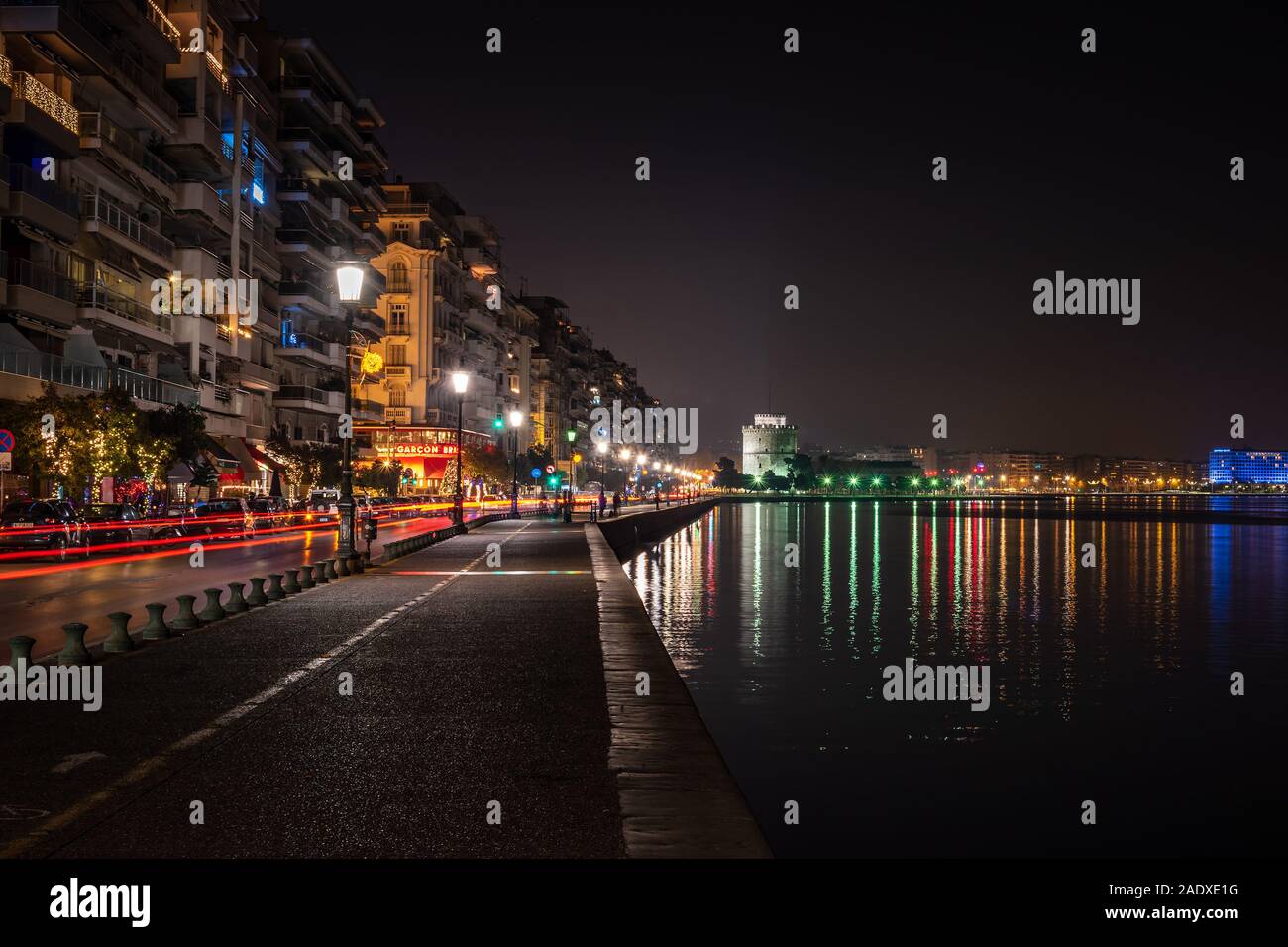 Vista notturna della torre bianca e mare circostante.il distintivo della città visto da di Natale illuminato vecchia zona fronte mare Foto Stock