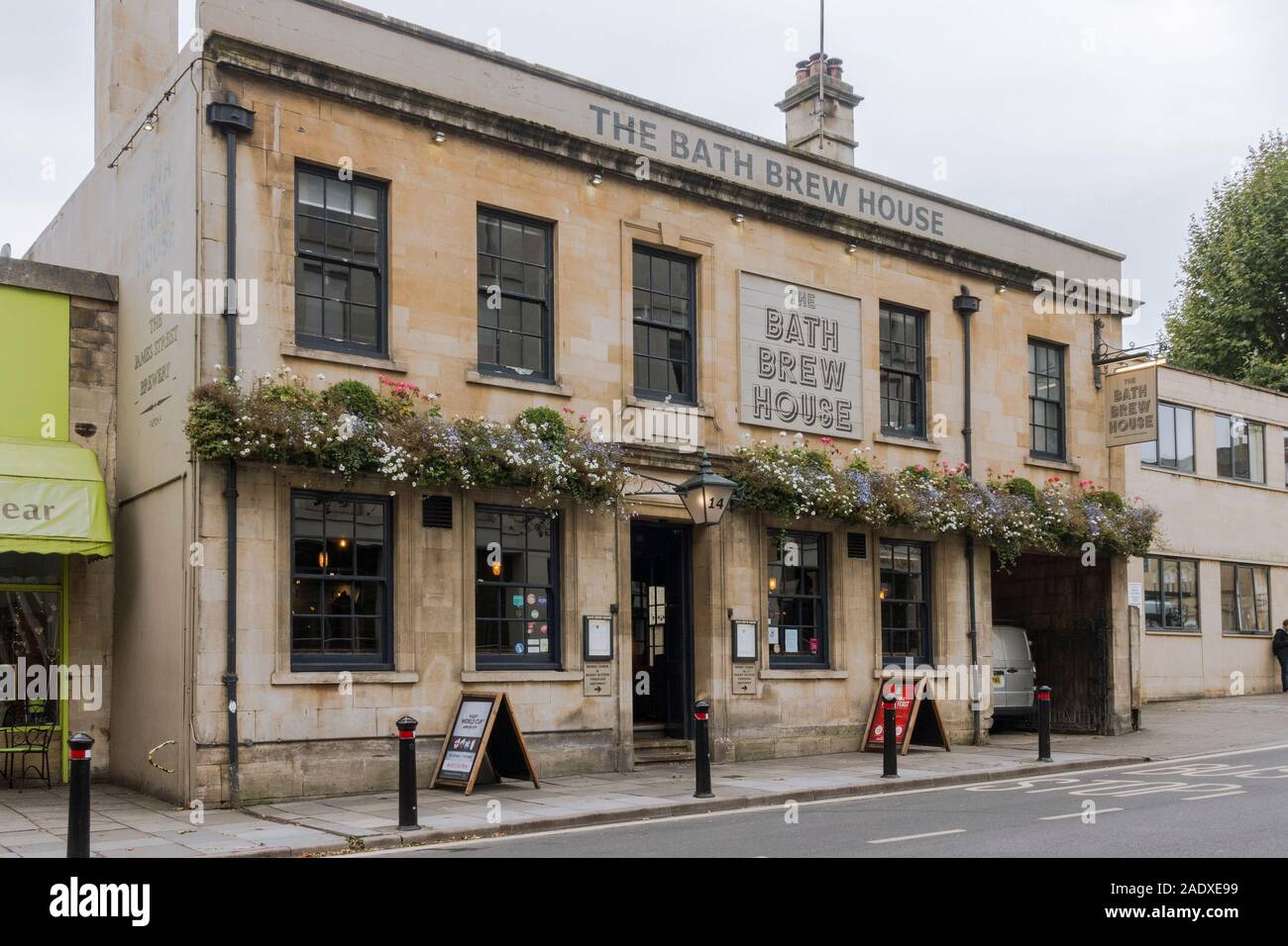 Il bagno brew house, cllassic old English pub nel centro della città di Bath, Somerset, Regno Unito. Foto Stock